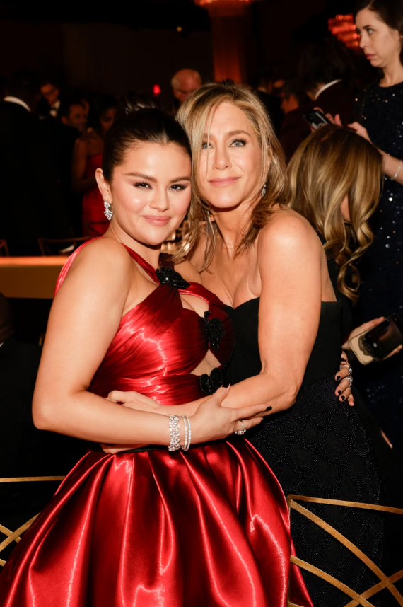 Selena Gomez & Jennifer Aniston Reenacted An Iconic Friends Scene