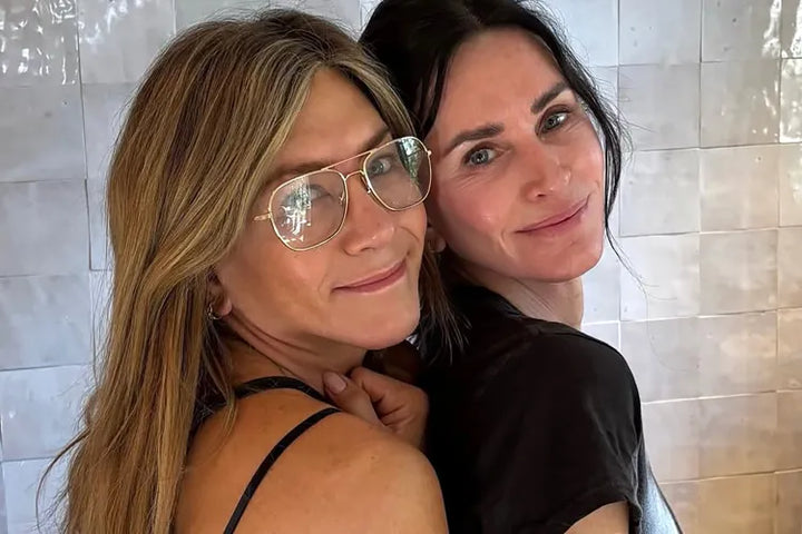 Jennifer Aniston Says This Thing She and Courteney Cox Talk About ‘Bores People to Tears’ (Exclusive)
